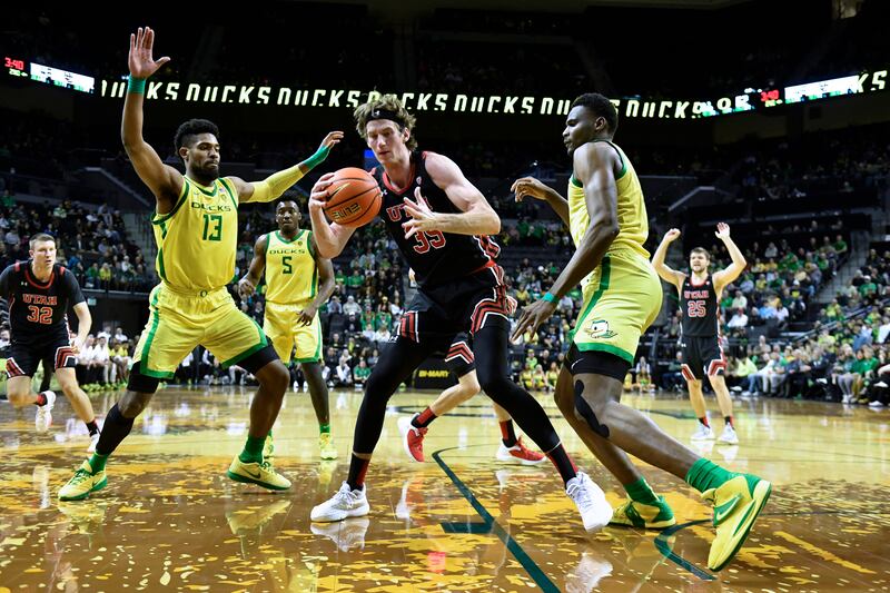 Utah center Branden Carlson (35) works against Oregon forward Quincy Guerrier (13) and center N’Faly Dante,