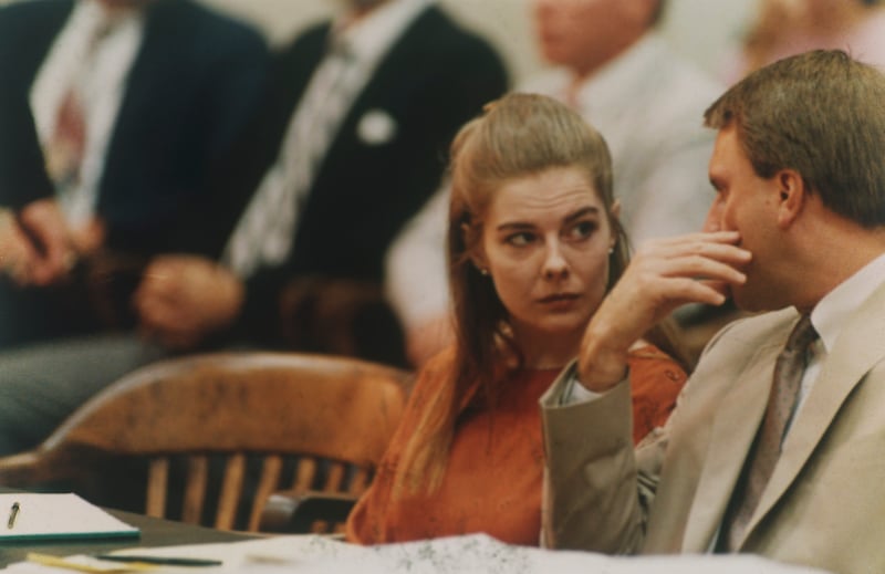 Elizabeth Haysom, left, talks to her lawyer Drew Davis in the Bedford County Circuit Court in Bedford, Va., on Aug. 24, 1987.