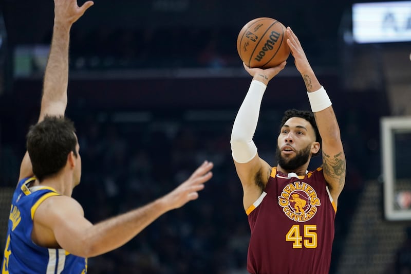 Cleveland Cavaliers’ Denzel Valentine (45) shoots over Golden State Warriors’ Nemanja Bjelica (8).