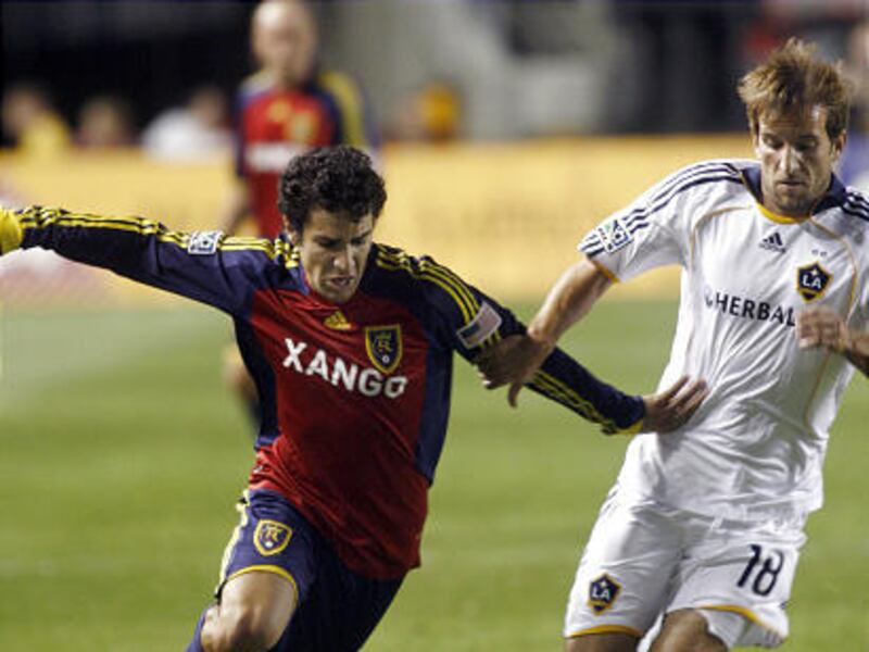 Real’s Tony Beltran (left) battles for the ball with L.A.’s Mike Magee on May 6, 2009.