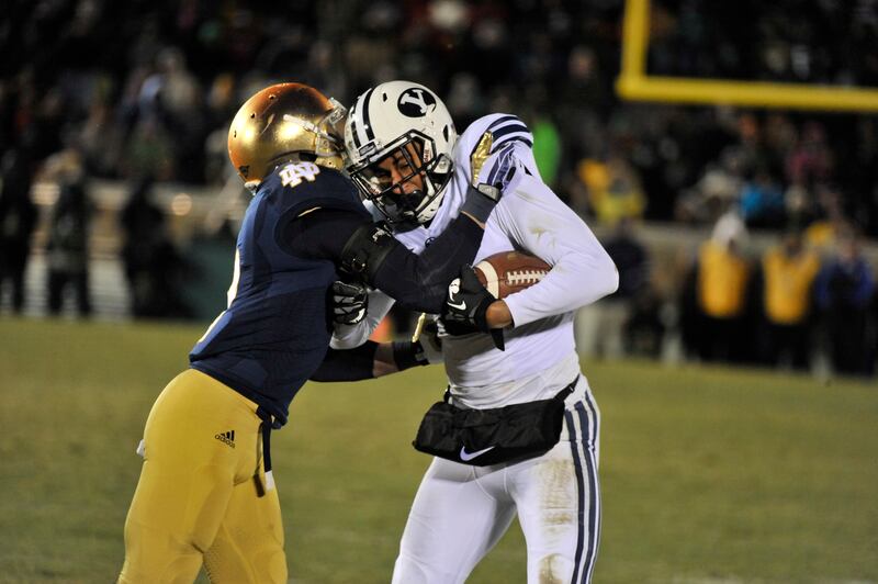 Brigham Young Cody Hoffman makes a catch against Notre Dame.