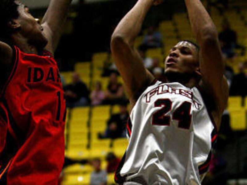 Flash had their chances throughout the season, thanks in large part to the play of guard Morris Almond, the league's top scorer.