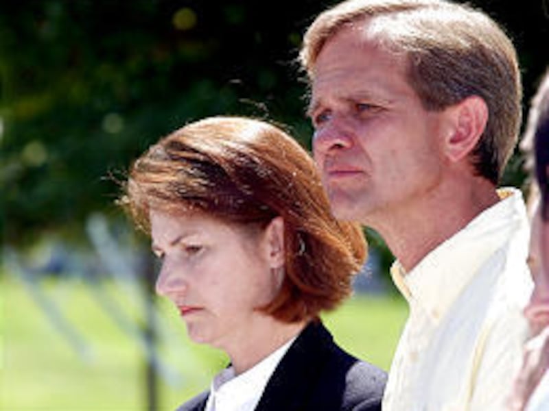 Lois and Ed Smart, at a news conference in 2002, are not endorsing "In Plain Sight."