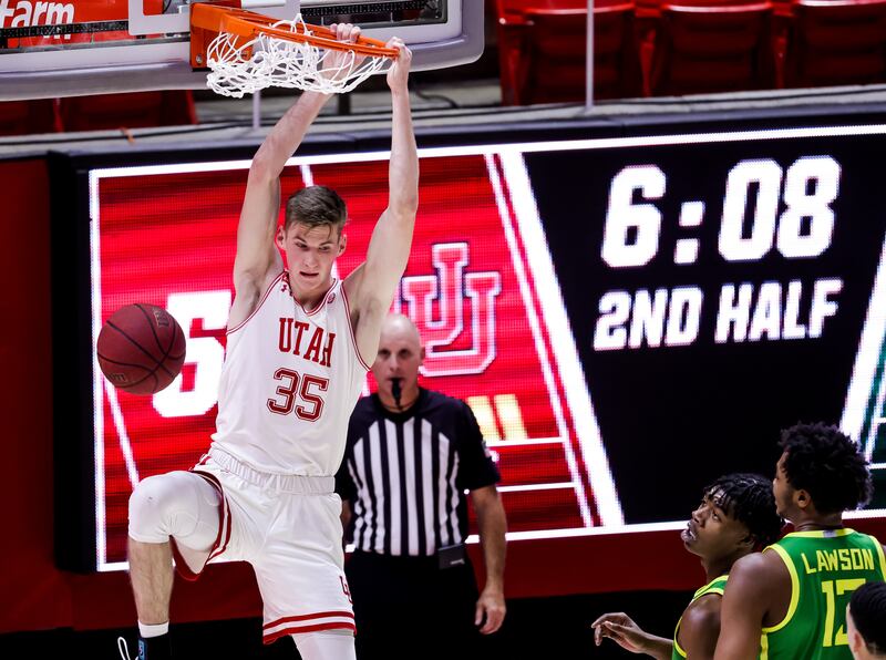 Utah Utes center Branden Carlson (35) dunks during a Pac-12 game against the Oregon Ducks.