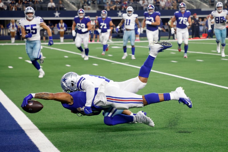 New York Giants running back Devontae Booker stretches to reach the end zone for a touchdown.