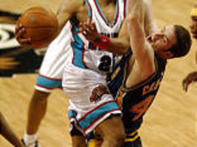 Grizzlies' Earl Watson, left, runs into Pacers' Austin Croshere.