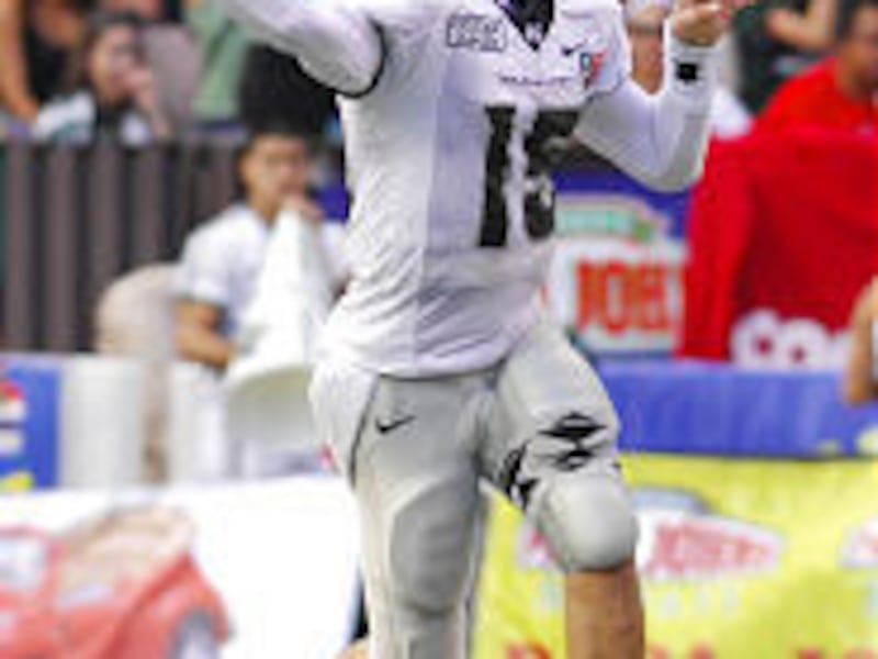 Colt Brennan led Hawaii to bowl victory Sunday with five TDs.
