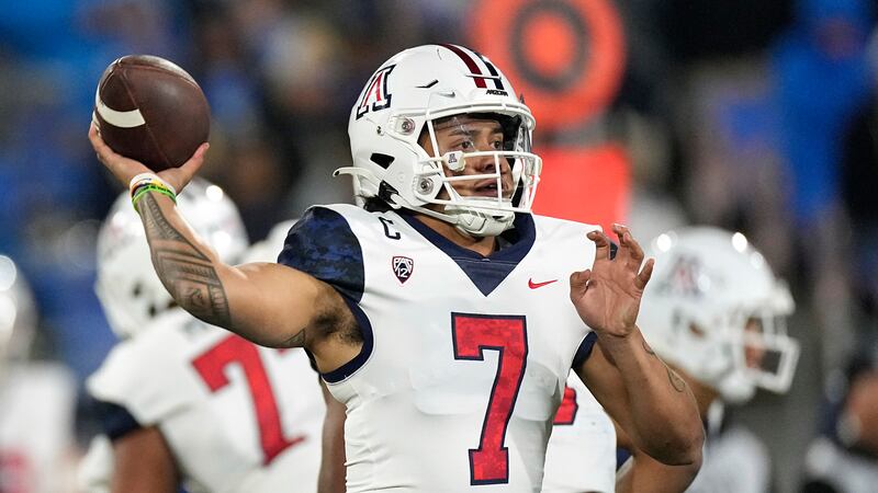 Arizona quarterback Jayden de Laura passes