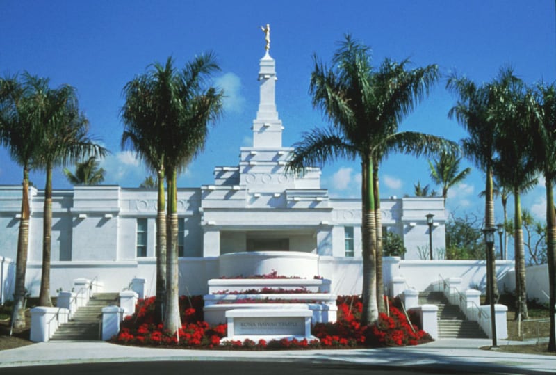 The front of the Kona Hawaii Temple, dedicated in at the end of January in 2000.