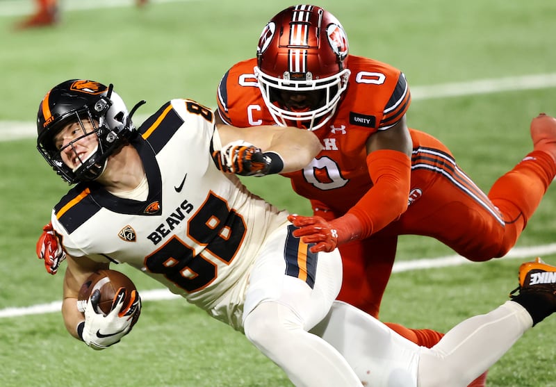 Utah linebacker Devin Lloyd pushes Oregon State’s Luke Musgrave out of bounds. Lloyd is a second-team preseason All-American.