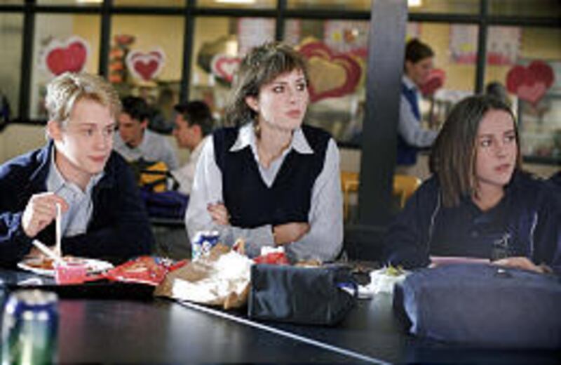 Roland (Macaulay Culkin), Cassandra (Eva Amurri), and Mary (Jena Malone) eat lunch together in the school cafeteria in "Saved!"