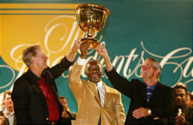 South African president Thabo Mbeki, center, presents the Presidents Cup to team captains Jack Nicklaus, left, and Gary Player.