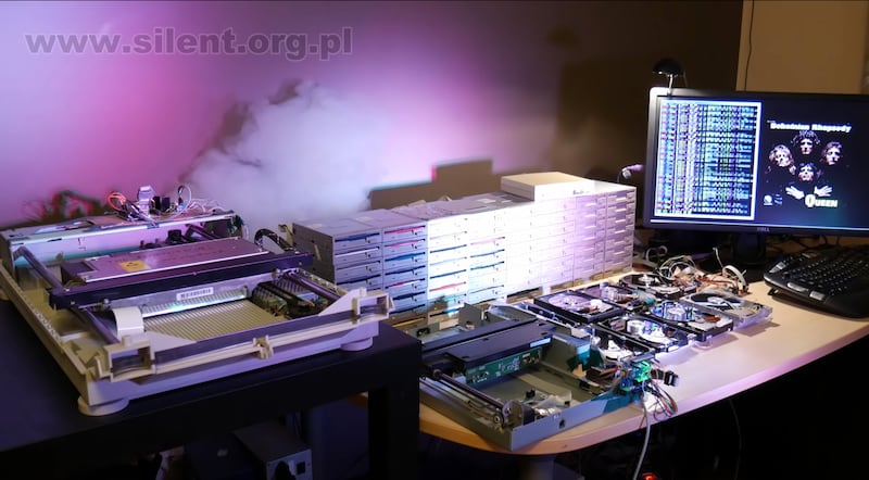 The Floppotron is getting attention on the internet for playing music by using the sounds of 64 floppy disk drive, 8 hard disks and 2 optical scanners.