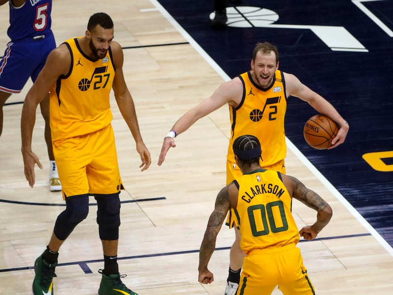 Utah Jazz forward Joe Ingles (2) and Utah Jazz center Rudy Gobert (27) run to Utah Jazz guard Jordan Clarkson (00)